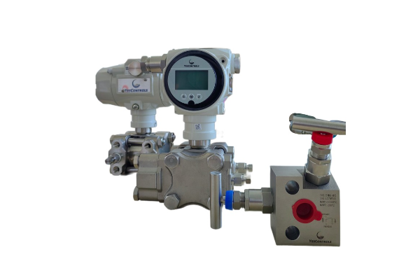 What factors affect the measurement accuracy of a pressure transmitter?