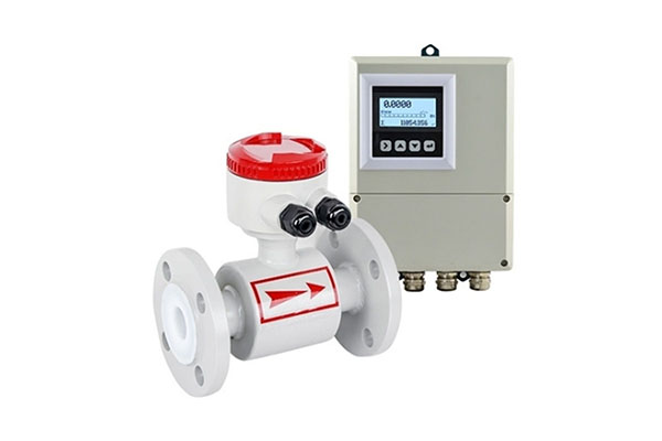 What key elements should be paid attention to when installing the Magnetic Flow Meter For Sewage/Wastewater to ensure accurate measurement?